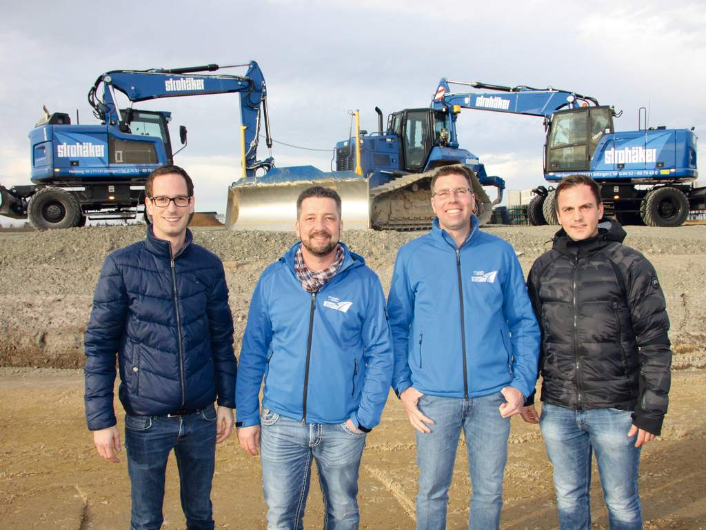 Erschließung für eine Produktionshalle mit vernetzten Baumaschinen. Davor von rechts: Robin, Markus und Michael Strohäker zusammen mit Andreas Theurer, Zeppelin Verkaufsrepräsentant.