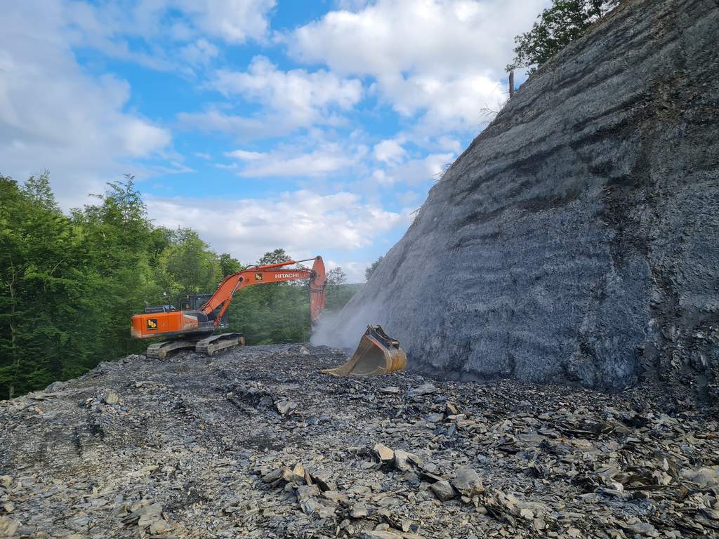 Kein GNSS-Empfang an der hohen Felswand erfordert Steuerung mit Totalstation Trimble SPS930