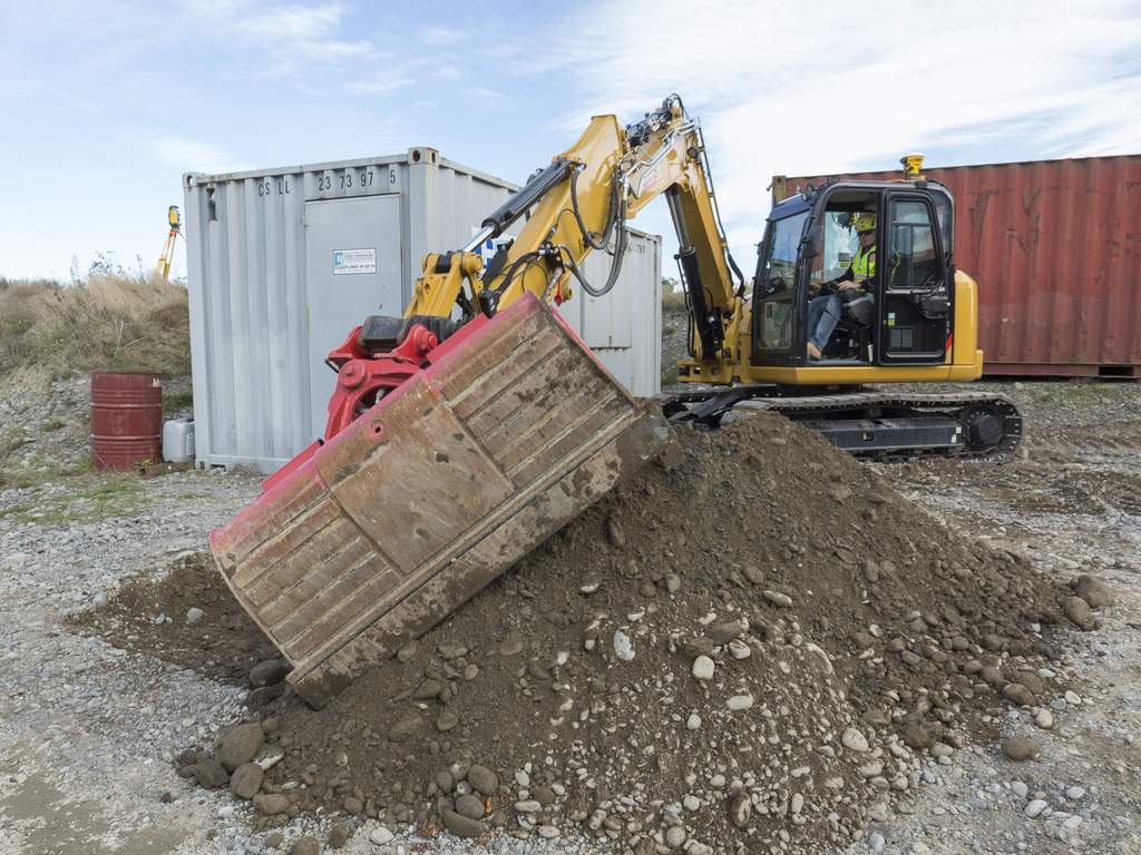 Bagger mit Verstellausleger und Schwenklöffel mit Trimble 3D-GNSS-Steuerung