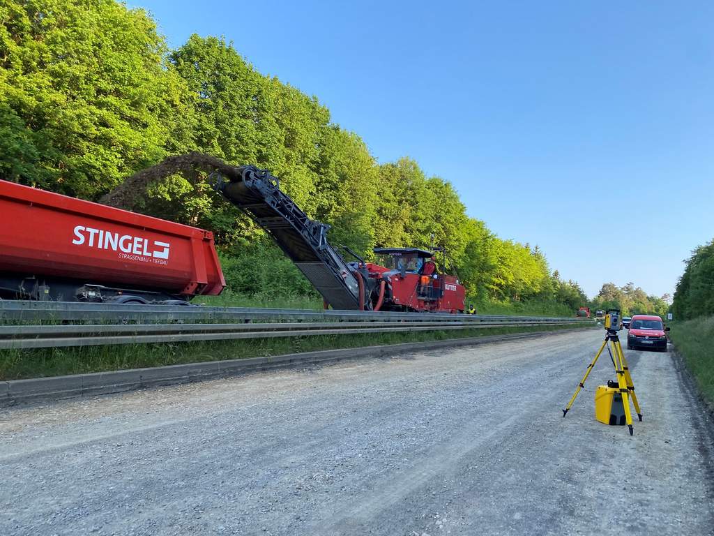 Die plan ausgefräste Kiestragschicht spart Bagger, Grader und Walze