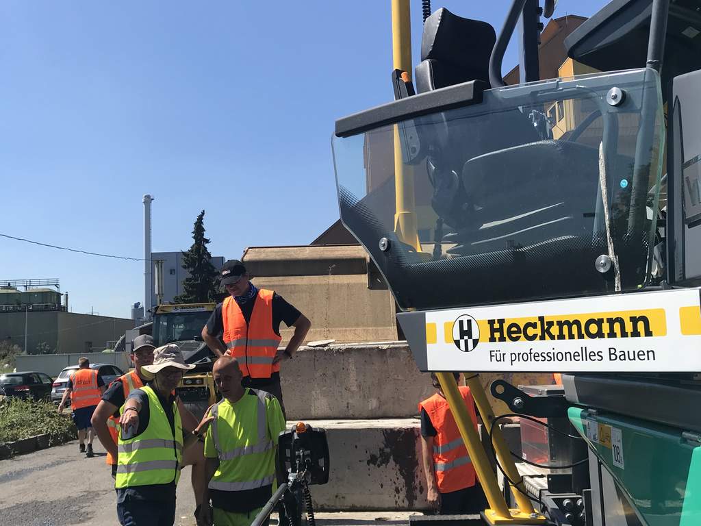 Vögele Typ SUPER 1800-3i mit Trimble Roadworks im Einsatz