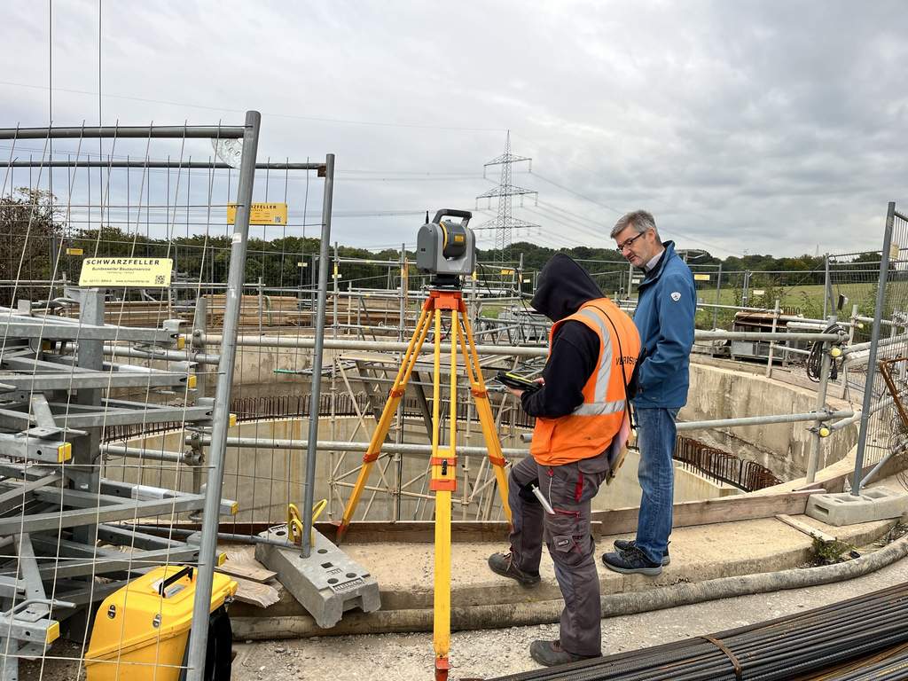 Trimble SX12 Laserscanner: Scan des Schachtrands