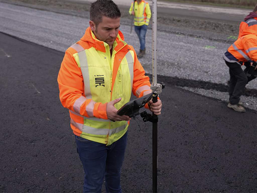 Trimble Roadworks: Exakte Einbauhöhe