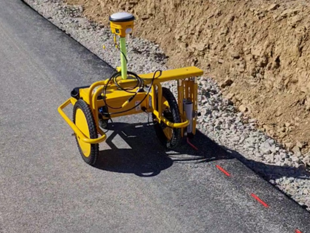 TinyS bei der Fahrbahnmarkierung mit Trimble SPS986