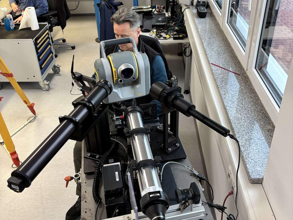 Für die Trimble SX12–Instrumente steht eigens ein neu eingerichteter Prüfstand zur Verfügung