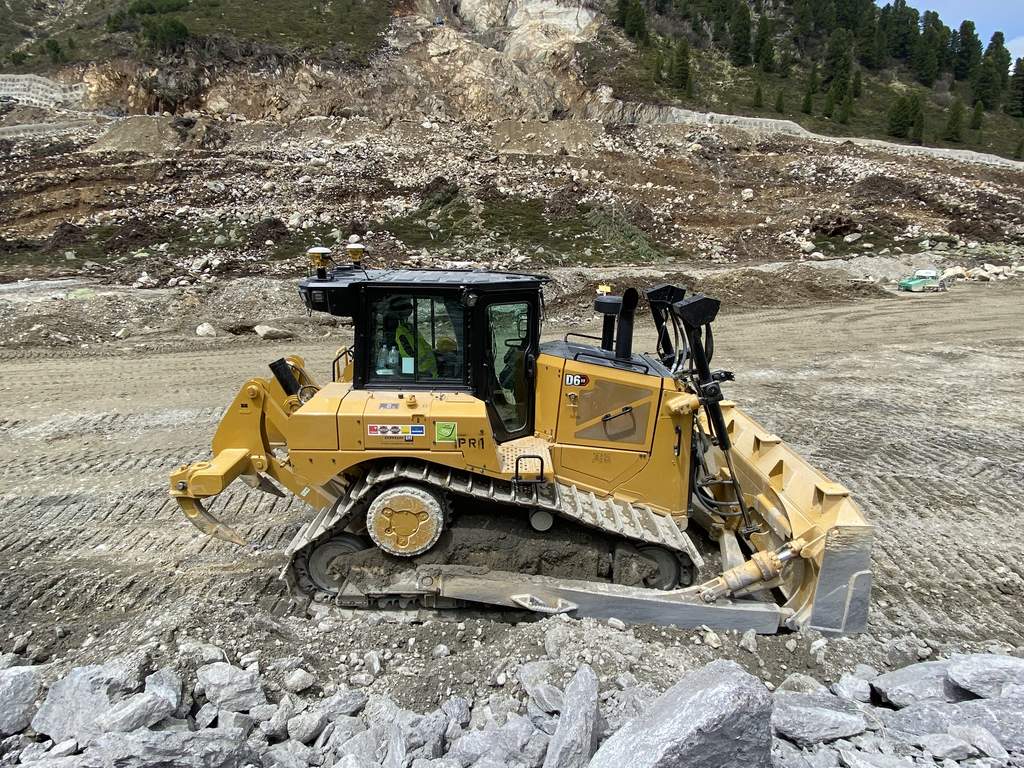 CAT Dozer D6 mit Trimble Earthworks Cab Mounted