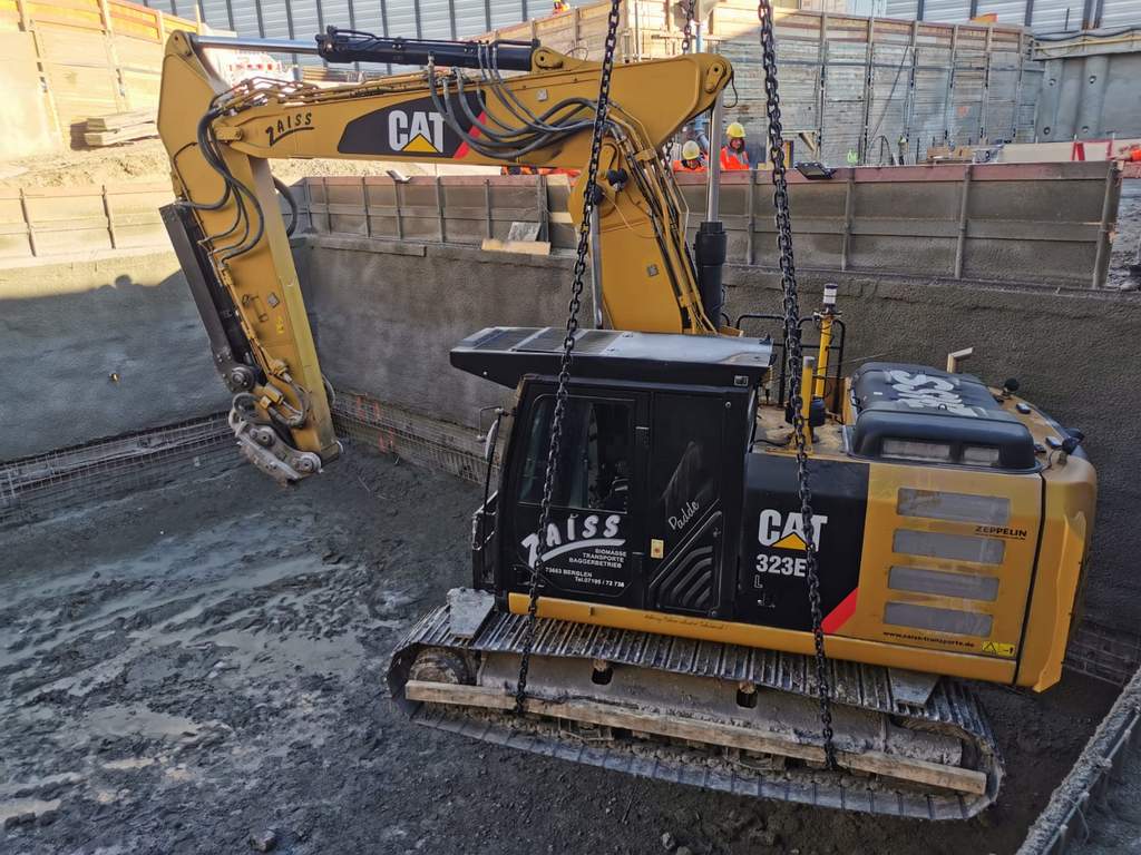 Der CAT323 mit 25t wird vor den Spritzbetonarbeiten aus der Grube gehoben