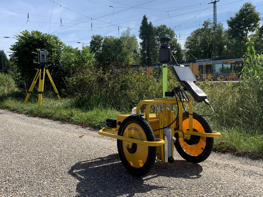 TinySurveyor Rover Terra mit Prisma Trimble MT1000, Trimble TSC7 Feldrechner und Totalstation