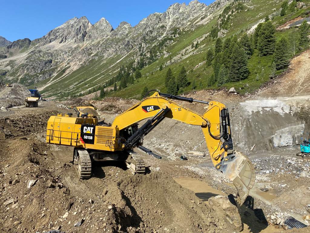 Bagger CAT 6015B mit Trimble Earthworks GNSS-Positionierung